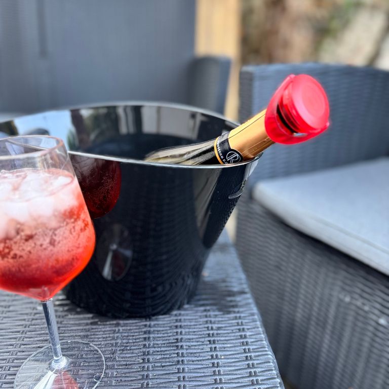 Découvrez ECO-GLASS, expert en verres tritan et gobelets marqué, parfaits pour vos dégustations, alliant durabilité et personnalisation